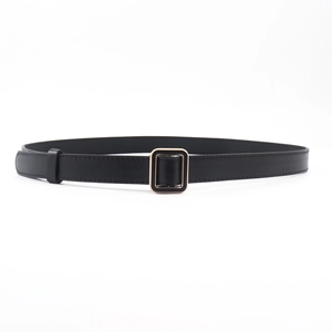 Détail d'une ceinture fine en cuir noir pour femme avec boucle carrée dorée et couture fine