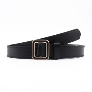 Vue détaillée d'une ceinture noire avec boucle carrée dorée et détails de couture