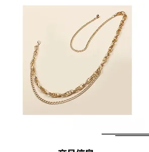 Détail de la chaîne de taille dorée à deux rangs avec fermoir et pendentif perle
