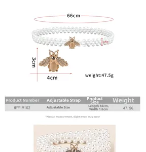 Détail d'une ceinture en perles avec boucle abeille dorée et texture bijoux élastique