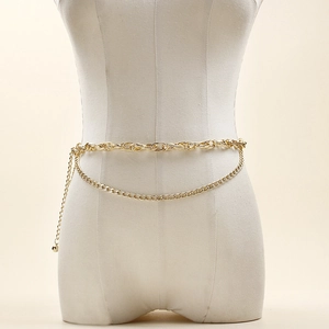 Ceinture chaîne double couche dorée en aluminium pour femme. Longueur réglable avec fermoir mousqueton et détail pendentif boule en métal.