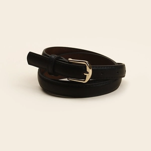 Ceinture fine en cuir noir pour femme avec boucle classique en métal doré clair