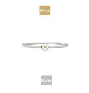Detailaufnahme eines silbernen Metallgürtels mit einer kleinen weißen Gänseblümchen-Schnalle