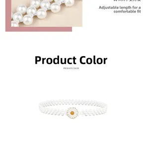 Détail de la chaîne de taille à trois rangs de perles avec boucle marguerite ajustable
