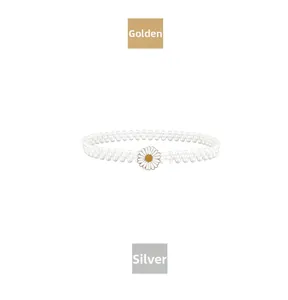 Détail de la chaîne de taille en perles avec décor marguerite en finitions or et argent