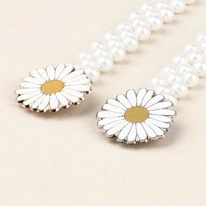 Détails de breloques marguerites et d'une ceinture élastique à trois rangées de perles