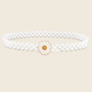 Détail de la chaîne de taille en perles à trois rangs avec boucle marguerite élégante