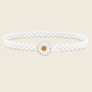 Détail de ceinture élastique en perles à trois rangs avec boucle centrale marguerite