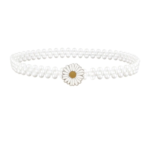 Détail de la chaîne de taille en perles à trois rangs avec boucle marguerite fleurie