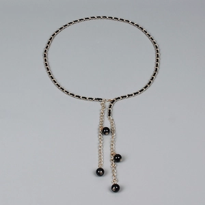 Ceinture chaîne dorée élégante tressée de cuir noir avec pompons en perles noires
