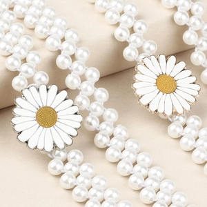 Chaîne de taille élégante à perles multicouches avec deux pendentifs marguerites