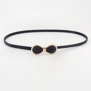 Détail d'une ceinture élastique noire élégante avec boucle en forme de nœud doré