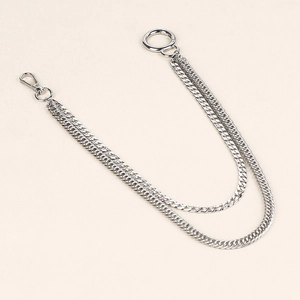 Dettaglio della doppia catena per pantaloni in argento con moschettone e anello