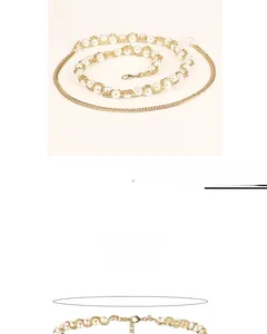 Detail der eleganten goldenen Taillenkette mit weißen Perlen und verstellbaren Gliedern