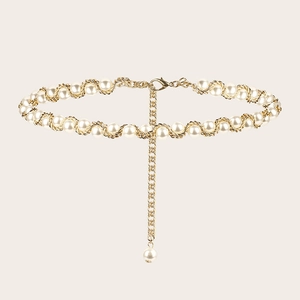 Detail einer goldenen Taillenkette mit Perlen, Karabinerverschluss und Verlängerung