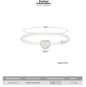 Dettaglio della cintura elastica di perle con fibbia a cuore scintillante di strass