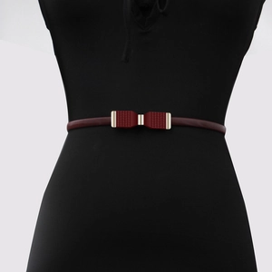 Ceinture fine élégante rouge vin avec boucle noeud en métal pour manteau de femme