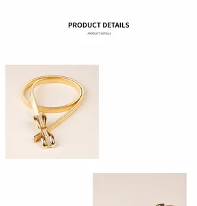 Détail de la ceinture dorée élastique avec boucle en nœud ornée de strass brillants