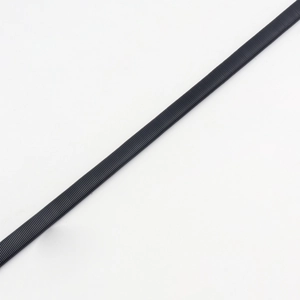 Détail d'un tube métallique flexible à ressort noir pour boucle de ceinture de manteau