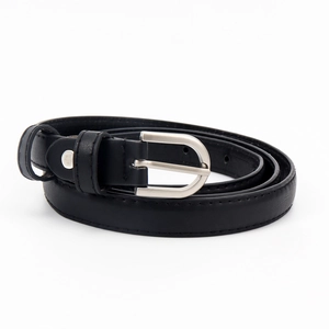 Gros plan d'une ceinture en cuir noir avec boucle argentée en D et coutures précises