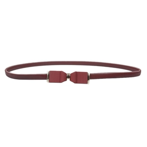 Ceinture élastique fine bordeaux pour femmes avec boucle dorée en forme de nœud