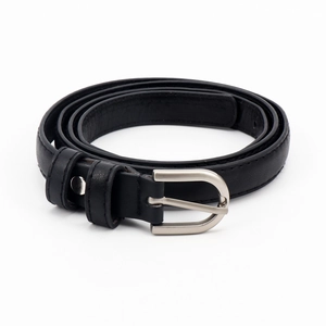 Détail d'une fine ceinture noire en cuir avec boucle argentée mate et surpiqûres