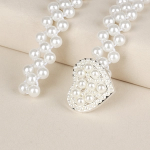 Elegante catena in vita con perle bianche per donna con fibbia a forma di cuore