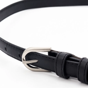 Ceinture fine en cuir noir pour femme avec boucle fer à cheval argentée et coutures