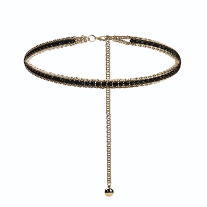 Chaîne de taille dorée avec perles noires facettées et pendentif en forme de boule