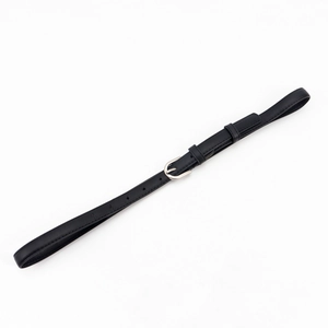 Détail de la ceinture fine en cuir noir avec boucle ovale argentée réglable