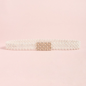Macro-detail van elastische parel-tailleketting met een fonkelende geometrische gesp