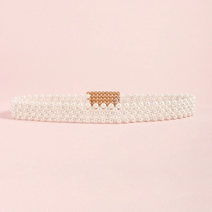 Elegante geweven witte parel tailleriem met een goudkleurige metalen gesp