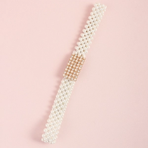 Detailweergave van de elastische parel tailleketting met fonkelende kristallen strass gesp
