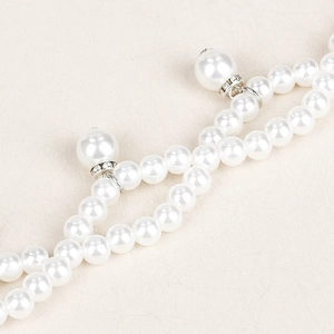 Elegante catena in vita a doppio strato di perle con ciondolo ad anello in metallo diamantato
