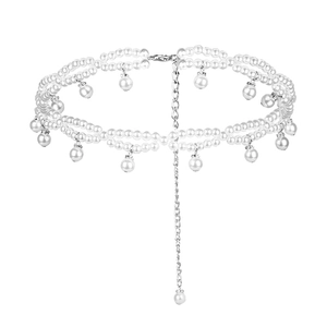 Collana girocollo di perle a più strati con catena di estensione argentata su bianco
