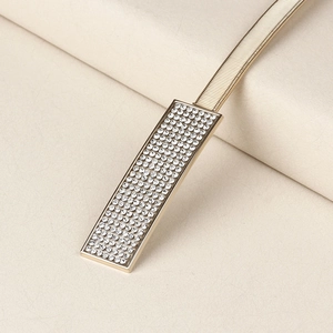 Elegante cintura metallica dorata con fibbia rettangolare impreziosita da strass