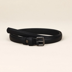 Détail d'une ceinture en cuir noir avec boucle en métal gris foncé et coutures soignées