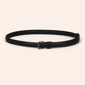 Détail d'une fine ceinture noire en cuir avec boucle ardillon mate pour robes