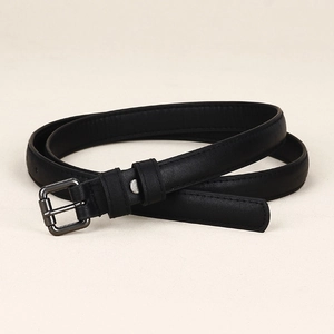 Ceinture fine en cuir noir avec boucle en métal anthracite pour robes et pulls de femme