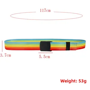 Dettaglio cintura in tela arcobaleno con fibbia nera opaca e dimensioni di 117 cm