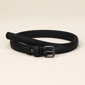 Détail d'une ceinture fine en cuir noir avec boucle carrée gris fusil et surpiqûres