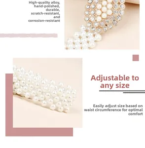 Dettaglio dell'elegante cintura di perle multistrato con fibbia dorata con diamanti
