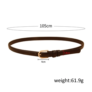 Vue détaillée d'une ceinture fine en cuir marron de 105 cm avec boucle dorée en U