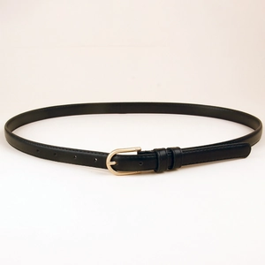 Détail d'une fine ceinture noire avec boucle dorée et surpiqûres de précision