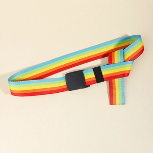 Dettaglio della cintura in tela a righe arcobaleno con fibbia in plastica nera e fissaggio