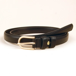 Gros plan d'une ceinture fine en cuir noir avec boucle fer à cheval dorée élégante