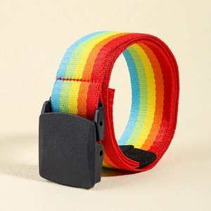 Dettaglio della cintura in tela arcobaleno con fibbia in plastica nera opaca e trama