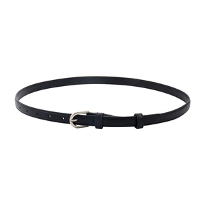 Ceinture fine en cuir noir pour femme avec boucle argentée en U et coutures soignées