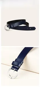 Détail d'une ceinture en cuir bleu marine avec découpes d'étoiles et boucle argentée