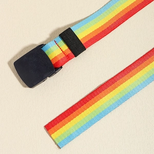 Cintura in tela a righe arcobaleno con fibbia a doppio anello nero opaco su sfondo chiaro
